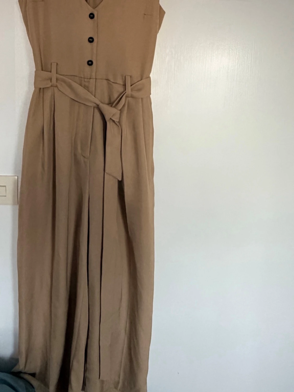 Beige ärmlös jumpsuit med knappar