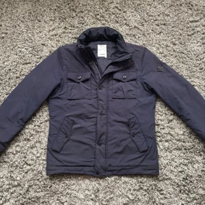 J Lindberg bailey field jacket - Säljer denna riktigt feta j Lindeberg field jacketen!⭐️fint skick, dock har en knapp lossnat och en annan gått sönder men märks ej!🙌Storlek L passar också M!⭐️NYPRIS = 4000kr! Hör gärna av er om ni har funderingar!👍