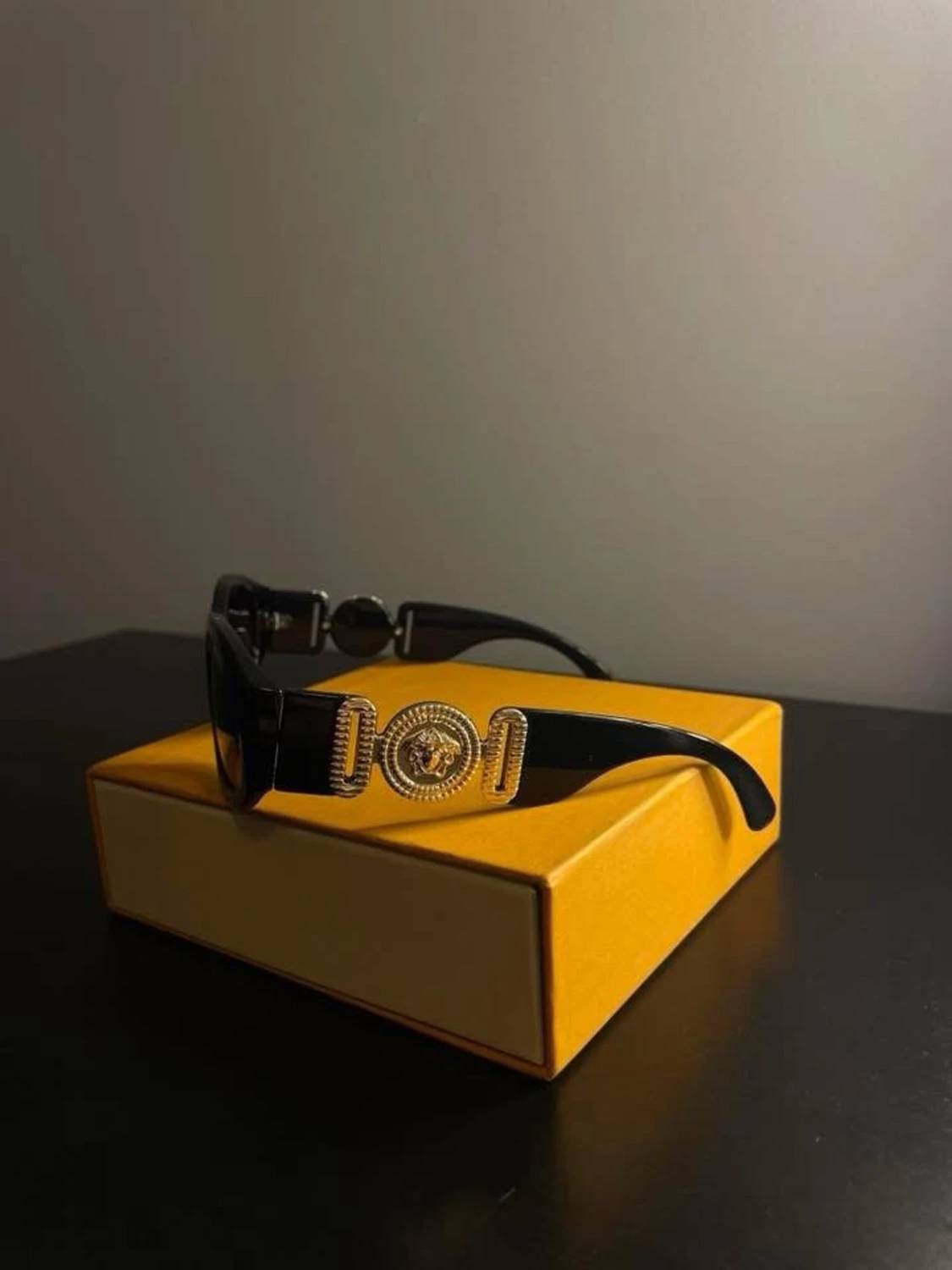 Svarta Versace solglasögon med guldlogo - 1