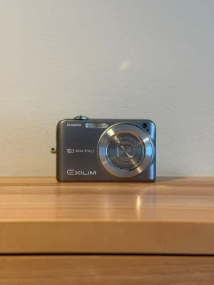 Casio Exilim digitalkamera grå - Casio camera for sale. An old camera from family belongings. Untested due to missing battery. Condition unknown. Sold as-is, no returns or guarantee. Pick-up only in Sollentuna.