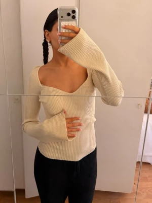 Krämvit ribbstickad tröja med v-ringning - Använd 1 gg. Fina detaljer & material. 