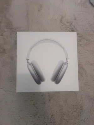 Apple AirPods Max silver hörlurar - Säljer ett par Apple AirPods Max i silver. Kommer även med ett fodral❤️ priset kan diskuteras ❤️