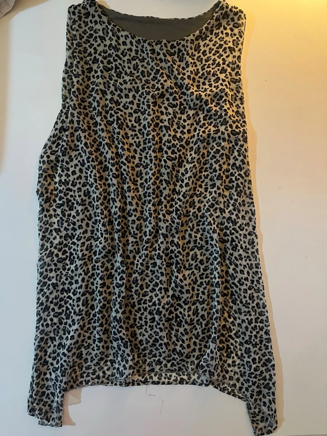 Leopardmönstrad ärmlös linnetopp