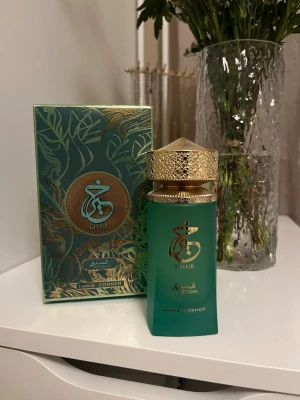 Khair Pistachio parfym Paris Corner - En lyxig parfymflaska Doften heter Khair Pistachio och kommer från Paris Corner. Flaskan har eleganta guldtryck och levereras i en matchande dekorativ ask. Helt ny och oanvänd.