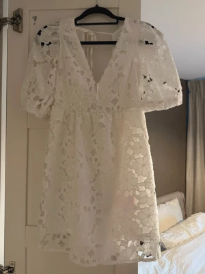 Vit kort klänning med spets och puffärm - INTRESSEKOLL!! ❤️❤️på denna så sjukt populära och fina klänningen! Så fin till studenten