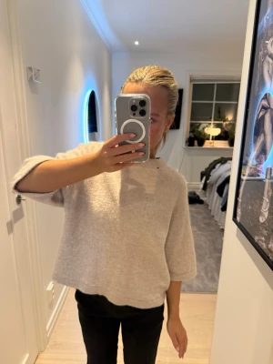 Beige kortärmad stickad tröja från Other Stories - Beige stickad tröja från Other Stories, köpt för något år sen för 800-900kr. Har ett hål vid kragen