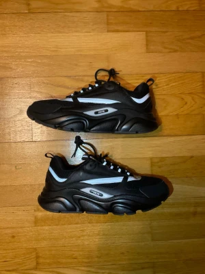 dior b22 - Säljer mina helt oanvönda dior b22 skor storlek 44 eftersom dom är för små på mig. Pris kan diskuteras men endast seriösa köpare med realistiska bud! 