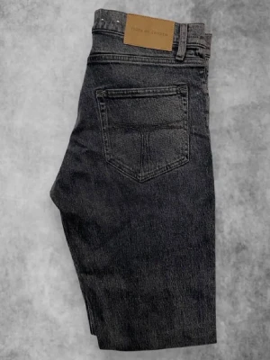 Tiger of sweden jeans  - Ett par mörkgråa jeans från tiger of sweden i väldigt bra skick. storlek 31/32. Passform: slimfit