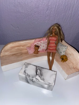 1 Barbie + 2 dockor + hästtransport + kläder + möbler  - En vanlig Barbie  , 2 dockor, kläder, möbler, hästtransport