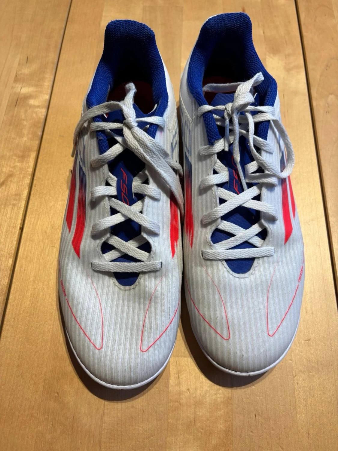 Adidas vita fotbollsskor med röd/blå