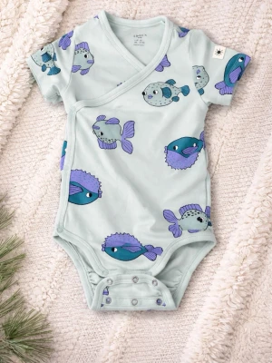 Ljusblått loungewear-set för baby - Supergulligt loungewear-set för baby från Lindex. Setet består av en ljusblå omlottbody med kort ärm och blå/lila fiskmotiv samt matchande ljusblå byxor med mjuk, bred midja. Tillverkat i mjuk bomull, perfekt för mysiga hemmadagar.