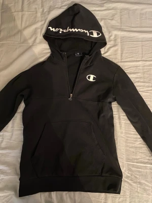 Champion kofta - Champion kofta med logga på bröstet och på ena ärmen och text på luvan