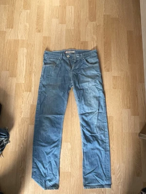 Levi's 504 Straight ljusblå jeans - Säljer ett par klassiska Levi's 504 Straight jeans i ljusblå denim. Jeansen har rak passform. Materialet är bomullsdenim. Skriv om ni vill ha mått. Pris kan diskuteras