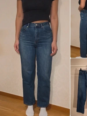 Blå raka jeans från GU - Snygga blå jeans från GU med rak passform och hög midja. Klassisk femficksmodell med knapp och dragkedja framtill. Jeansen är i ett mjukt denimtyg och har en tidlös blå tvätt som passar till allt.