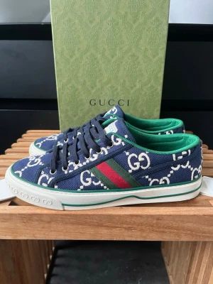 Gucci monogram skor - Tjena, säljer du dessa riktigt snygga populära Gucci monogram skorna det är väl en väldigt Sällsynt modell, box, kort och kvitto ingår men boxen är en replacment box, hör över er vid frågor och funderingar🙌🤝