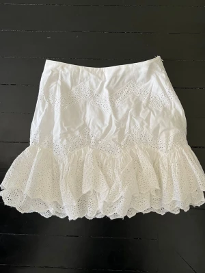 Vit söt volangkjol - Jättefin vit kjol med volanger 💕Fin till skolavslutning eller studenten 😊