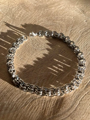 Armband - Stilrent armband av rostfritt stål. Ringar är 6mm breda och armbandet är ca 22cm långt🪙