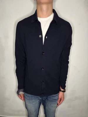 Selected Homme kofta - Stilren kofta från populära märket Sekected Homme! Skick: 10/10 | Stl:L | Nypris: 1299