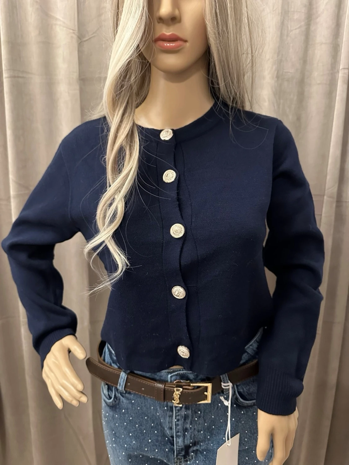 Mörkblå kofta med guldknappar