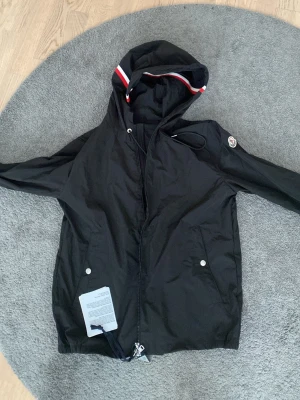 Moncler Vindjacka - Moncler Windbreaker. Storlek 2 (Motsvarar M). NFC scan fungerar. Fråga gärna för fler bilder eller funderingar. Priset är inte skrivet i sten, det går alltså att diskutera