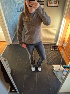 Brun  stickad tröja från Vero Moda - Mysig brun stickad tröja från Vero Moda i storlek M🫶