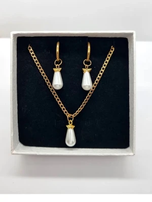 Halsband och örhängen inspirerade av Maria Nilsdotter  - Stilrena örhängen och halsband inspirerade av Maria Nilsdotter. Material-rostfritt stål. Örhängen längd-3,7cm, halsband längd-40cm. ☝️Vid köp ingår två extra berlocker som kan bytas ut, då själva hänget är ömtåligt och känsligt för stötar.