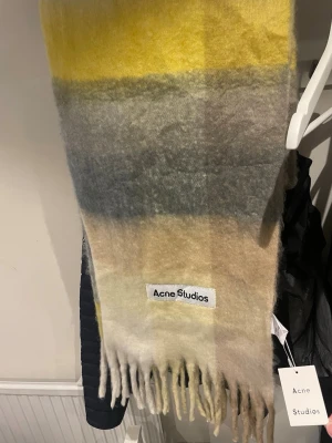 Acne Halsduk - Acne Studios scarf/halsduk i mycket fint skick. Mjukt, värmande och mysigt tyg. 