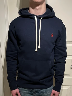 Ralph Lauren Marinblå Hoodie - Säljer en riktigt skön Raffe Hoodie! | Otroligt bra skick endast damm som syns på bilderna tas självklart bort innan frakt! | Storlek M. | Ställ gärna frågor innan du köper!