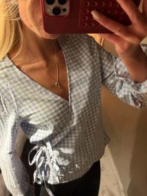 Knytblus zara - Supersöt knytblus från Zara.✨🩵Använd en gång, så väldigt fint skick!