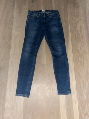 Mörkblå  jeans från Acne Studios - Snygga mörkblå jeans från Acne Studios smal passform. Jeansen har en skinny siluett, normal midja och är tillverkade i mjukt denim-material. Perfekta för dig som gillar stilrena och moderna jeans.