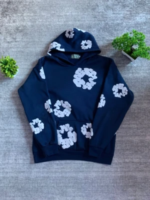 Denim tears hoodie - Navy Denim Tears hoodie 💙, gently used. Made from soft, high-quality cotton for a comfortable fit ✨. Features the iconic Denim Tears design 🎨. Price is negotiable 💸.  Size: M Condition: Good ✅