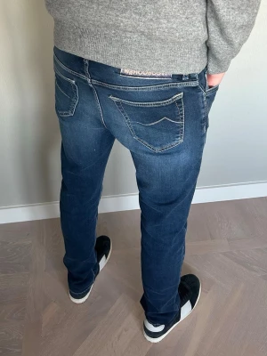 Jacob Cohen jeans - Tja säljer nu dessa riktigt snygga Jacob Cohen jeansen i storlek 32 där nypriset är cirka 5000kr, skick 9/10 vid minsta lilla fundering så är det bara att höra av sig!   Mvh Santén