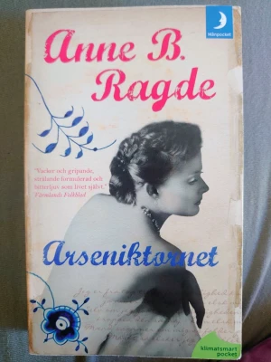 Arseniktornet - En gripande roman om tre generationer kvinnor, där familjehemligheter och relationer utforskas mot bakgrund av 1900-talets Europa. Perfekt för dig som gillar starka berättelser om familj, kärlek och livets utmaningar.