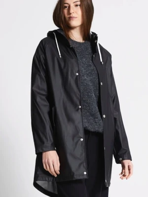 Svart regnjacka med huva stl M - Svart regnjacka med huva och vita snören. Jackan har en rak passform, tryckknappar framtill och är tillverkad i ett vattenavvisande syntetmaterial. Perfekt för regniga dagar och enkel att styla över vilken outfit som helst.