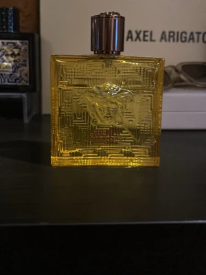 Versace gul parfymflaska - Kolla profilen för mer bilder den här är uppladdad för att man ska få fri leverans på den om man köper.