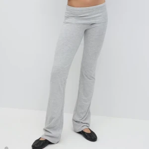 Grå bootcut yoga pants (FRI FRAKT TILL 5/1)‼️ - Snygga ljusgrå yoga byxor med bootcut-snitt och låg midja. Byxorna är gjorda i mjukt bomullsmaterial och har en bred linning som ger en chill vibe. Perfekta för att hänga hemma eller dra till gymmet. Passformen är loose och de är riktigt bekväma.