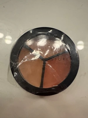 Make Up Store Cover All Mix Dark - Cover All Mix Dark från Make Up Store är en concealerpalett med tre krämiga nyanser: gul, röd och beige. Perfekt för att täcka mörka ringar, neutralisera missfärgningar och ljusa upp huden. Kommer i en rund svart plastförpackning med genomskinligt lock.