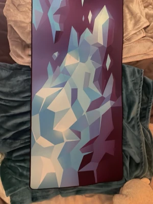 Mus mata - Musmatta med märke NOS Blå svart med ljusare färger vet inte riktigt längden men över 90cm så förmodligen 1 meter. har lite fläckar men kan tvättas bort 