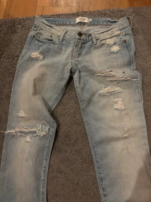 Ihåliga lågmidjade jeans  - Suuuper snygga ihåliga jeans med slitningar från Abercrombie & fitch , ljus blå färg med snygg låg midja och coola slitningar längst slutningen som oxå framhäver formerna☺️ aldrig använda därav i nyskick , tryck gärna på köp nu 