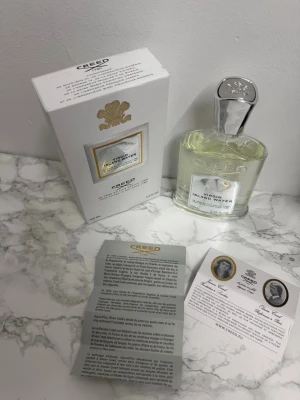 Creed Virgin Island Water 100ml - Virgin Island Water från Creed, 100 ml. Lyxig parfym med stilren design, perfekt för dig som vill sticka ut. Levereras med originalförpackning och äkthetskort.