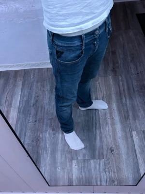 Replay hyper Flex anbass 30/32 - Nästan helt nya replay jeans ändast använda en gång. Säljer dom då dom är för långa för mig. Dom är blå med lite ljusare vid knäna och låren. Har metall R på baksidan 