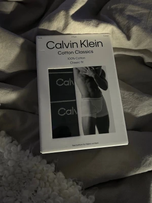 HELT oanvända Calvin Klein kalsonger  - Calvin Klein kalsonger i storlek S, modellen heter cotton classics nypris: 499kr. Skulle ha blivit en julklapp till min kille men de skickade fel storlek. Helt oanvända och oöppnad förpackning såklart!!