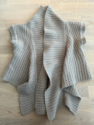 Beige stickad väst - 30% ull & 70% akryl