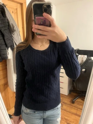 Marinblå kabelstickad från Hampton Republic - Super fin skön kabelstickad tröja! Knappt använd och super skick! Storlek S! 