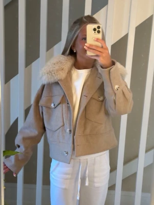 Beige meotine jacka - Säljer nu min meotine jacka eftersom jag inte använder den längre! Priset kan diskuteras!