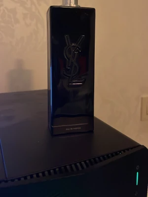 YSL Eau de Parfum flaska - Stilren parfymflaska från YSL Edp med svart design. Eau de Parfum-variant som passar dig som vill ha något exklusivt och trendigt. Perfekt för dig som gillar ikoniska märken.  Cirka hälften kvar