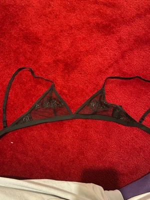 Svart spetsbh från NA-KD XS - svart spets-bh / topp från NA-KD i stl XS. aldrig använd