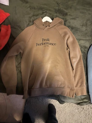 Peak performance Original hoodie - Peak performance hoodie herr Stl M i väldigt bra skick. Väl omhändertagen och aldrig torktumlad. Inga skador, inga fläckar eller andra defekter.