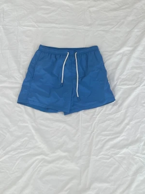 Badshorts  - Blå badshorts Zara. Storlek S.