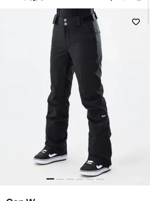 Svarta skidbyxor från Dope - Säljer ett par svarta täckbyxor från Dope med raka ben och knappar i midjan. Använda varsamt knappt 1 säsong = toppen skick förutom ett litet hål på ena låret (sista bilden)! Skulle passa någon som är runt 160 i längd |  Säljer då jag växt ur dem. Köpte för 1999kr och ge gärna prisförslag✨